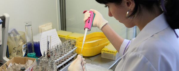 Лаборантка проводит анализ крови на ВИЧ-статус. Архивное фото. Лаборантка проводит анализ крови на ВИЧ-статус. Архивное фото. - Sputnik Абхазия