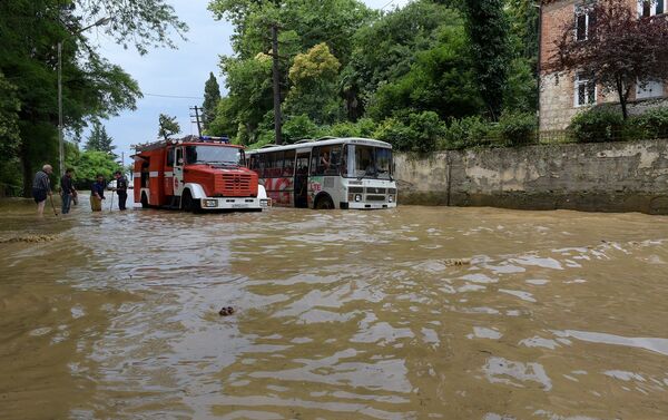 Вышедшие из берегов реки затопили улицы Сухума - Sputnik Абхазия