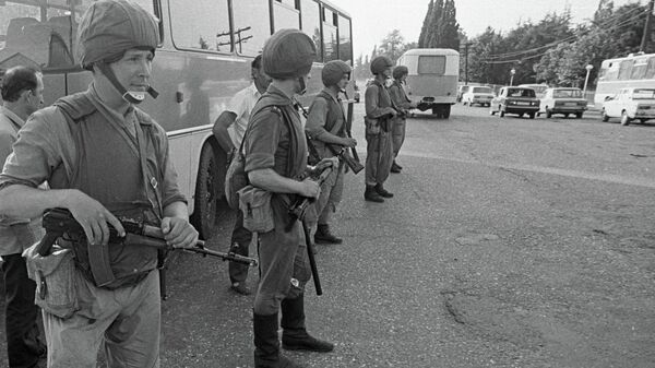 Солдаты внутренних войск МВД контролируют дороги на территории Абхазии во время действия режима чрезвычайного положения в 1989 году. Архивное фото. - Sputnik Абхазия