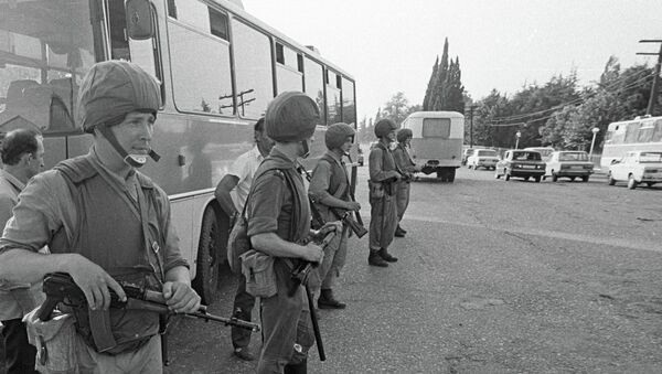 Солдаты внутренних войск МВД контролируют дороги на территории Абхазии во время действия режима чрезвычайного положения в 1989 году. Архивное фото. - Sputnik Аҧсны