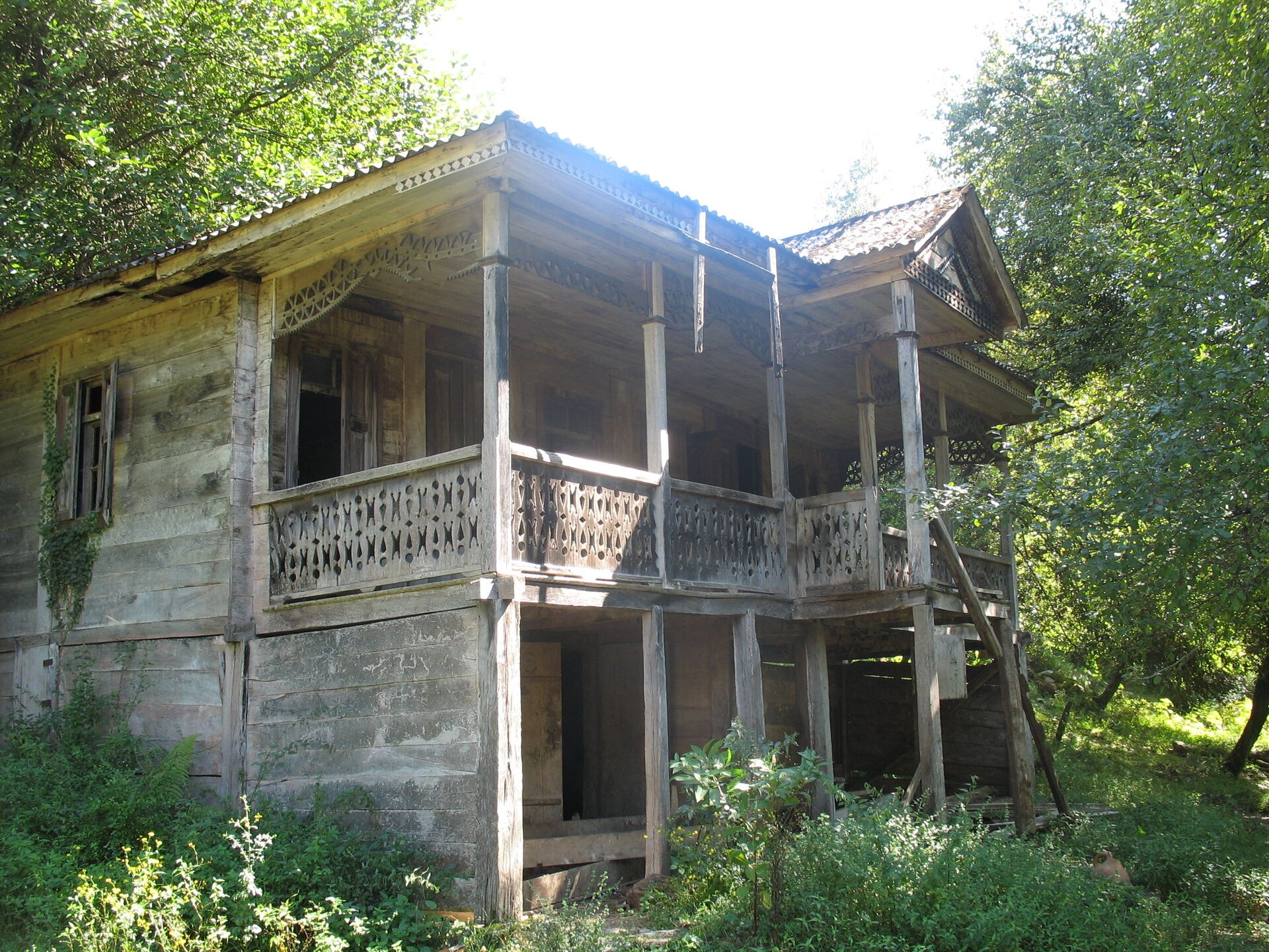 Абхазский дом. Абхазия, Гудаута, особняк гулария. Мегрельский национальный дом в Абхазии. Заброшенные грузинские дома в Абхазии. Нац жилище абхазов.