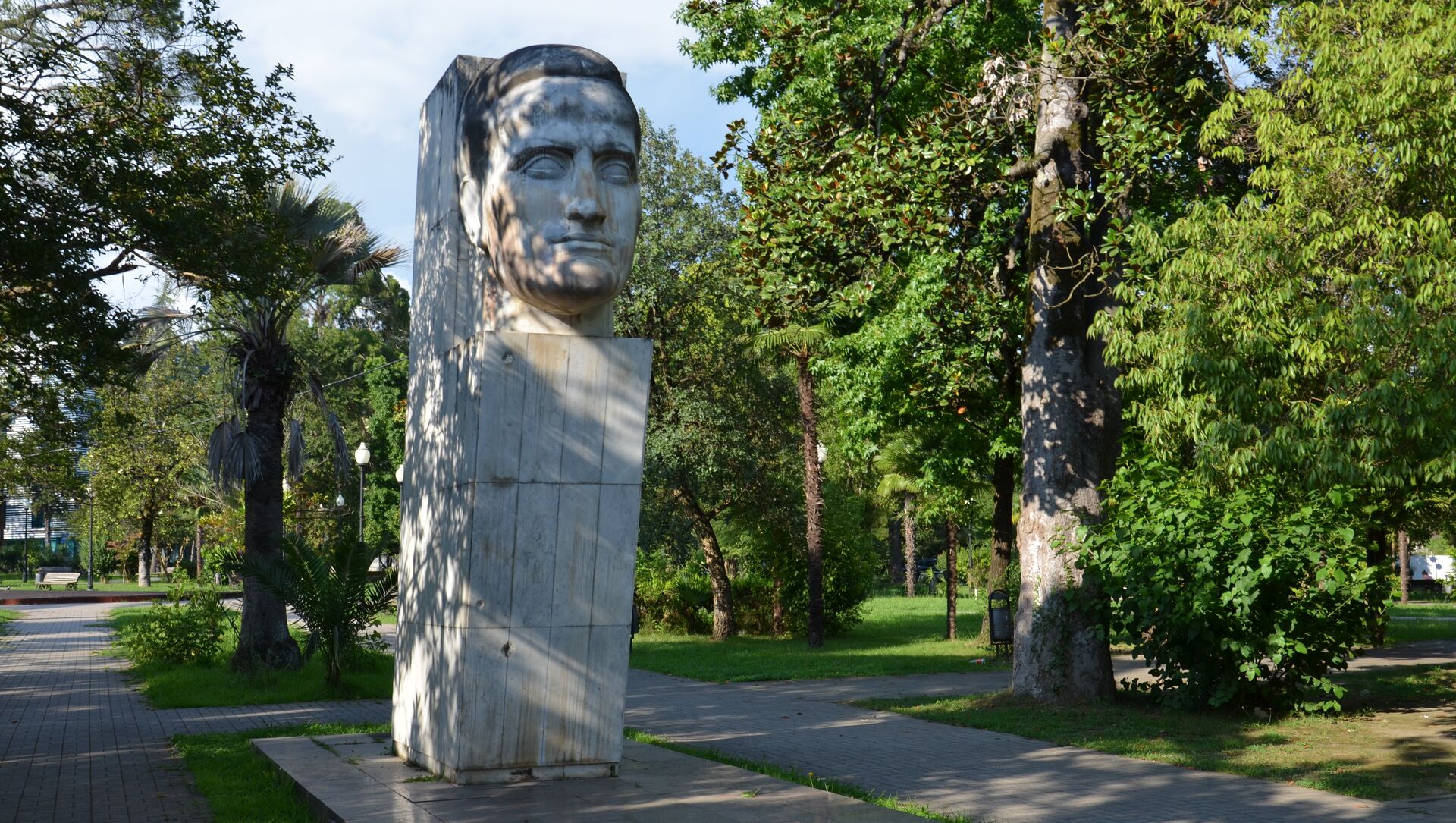 Памятник Ефрему Эшба в Центральном парке Сухума - Sputnik Абхазия, 1920, 19.03.2021