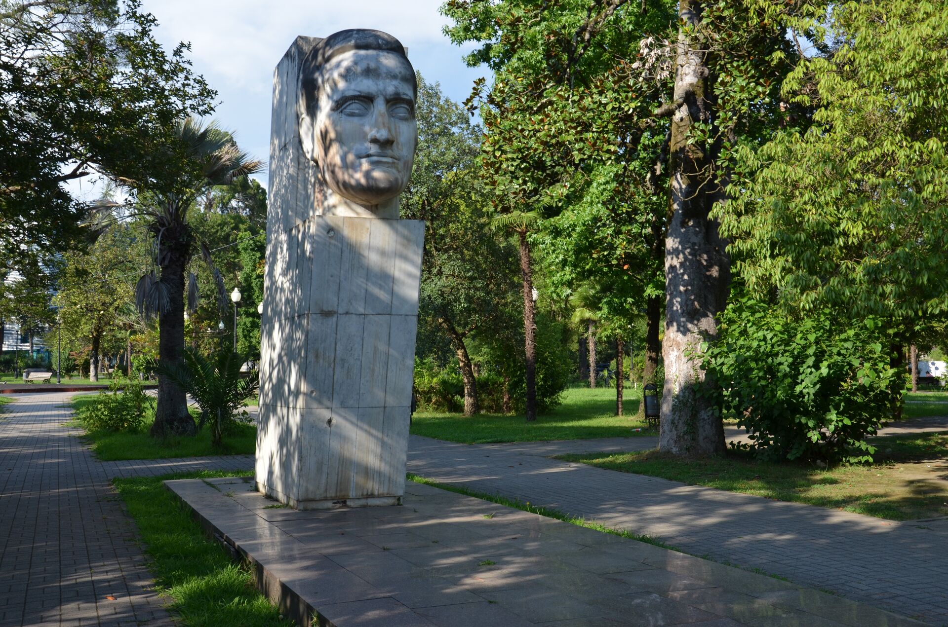 Памятник Ефрему Эшба в Центральном парке Сухума - Sputnik Абхазия, 1920, 20.07.2025