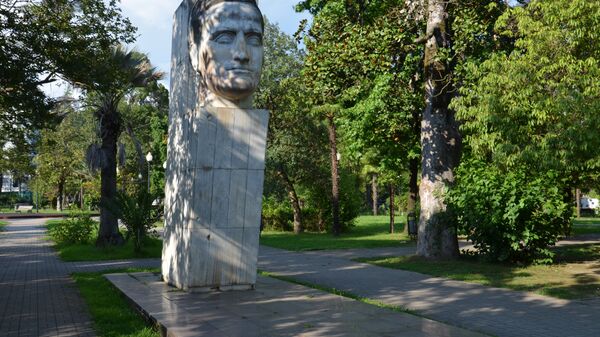 Памятник Ефрему Эшба в Центральном парке Сухума - Sputnik Абхазия