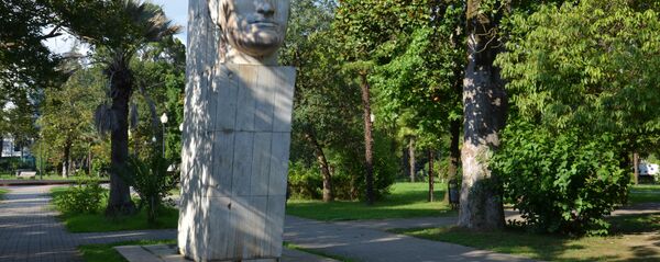 Памятник Ефрему Эшба в Центральном парке Сухума Памятник Ефрему Эшба в Центральном парке Сухума - Sputnik Абхазия