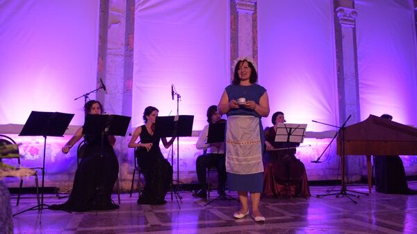 Артисты театра Геликон – опера пели и угощали зрителей кофе - Sputnik Абхазия