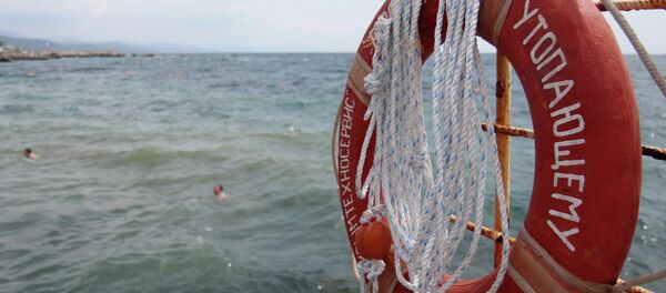Спасательный круг висящий на ограждении буны на пляже. Архивное фото. Спасательный круг висящий на ограждении буны на пляже. Архивное фото. - Sputnik Аҧсны