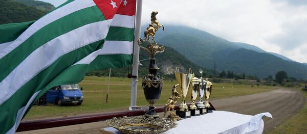 Скачки на кубок президент Абхазии в селе Бзыпта. Архивное фото. Скачки на кубок президент Абхазии в селе Бзыпта. Архивное фото. - Sputnik Абхазия