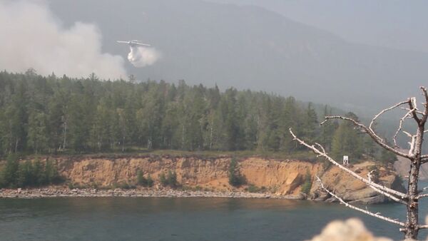 Вертолеты Ми-8 и самолет Бе-200 поливали водой горящую вокруг Байкала тайгу - Sputnik Абхазия