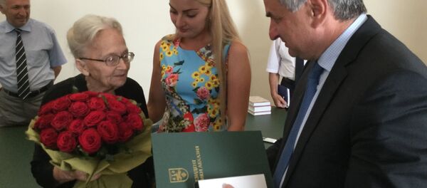 Президент Абхазии поздравил Маргариту Ладария с 90 летним юбилеем Президент Абхазии поздравил Маргариту Ладария с 90 летним юбилеем - Sputnik Абхазия