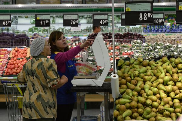 Покупатель в отделе овощей и фруктов в гипермаркете Лента в Новосибирске. - Sputnik Абхазия