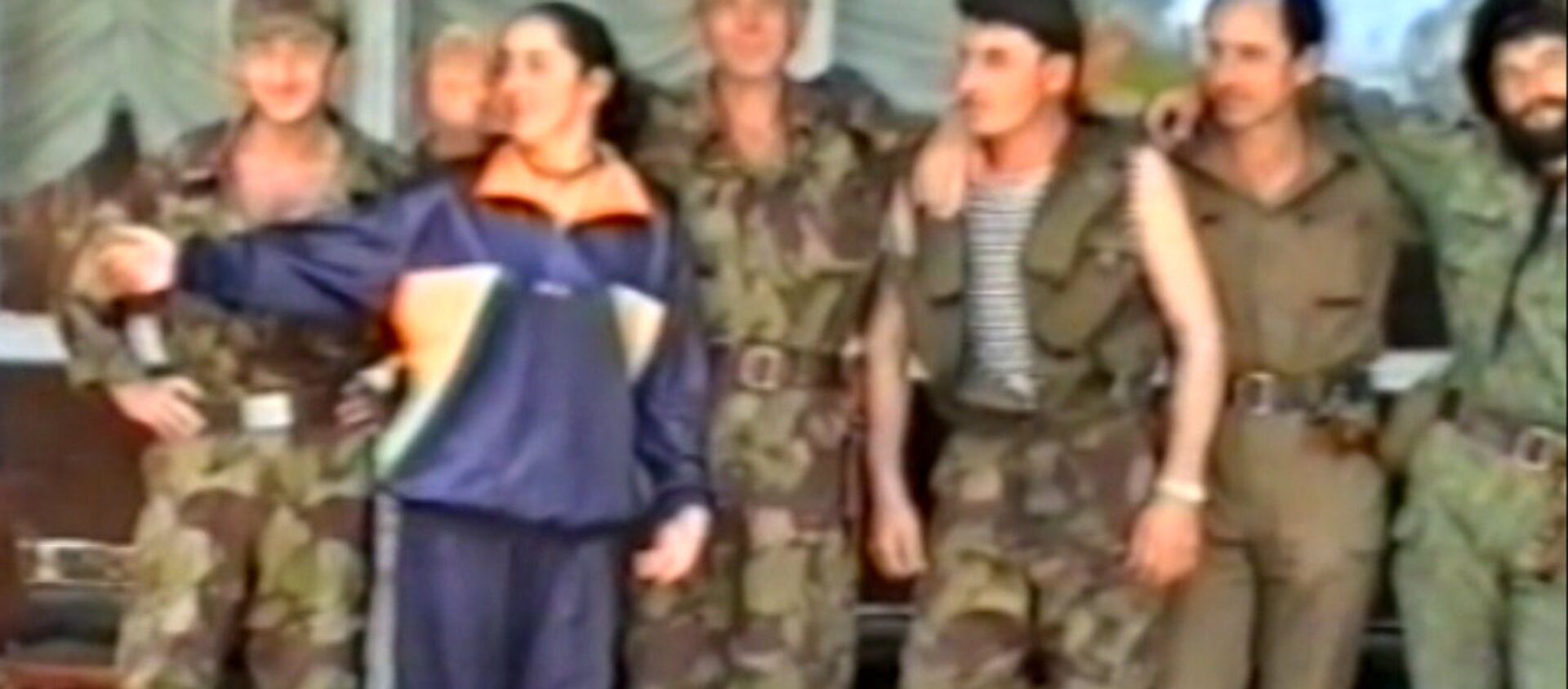 Ардзинба в 1993 году приветствует югоосетинских добровольцев - Sputnik Абхазия, 1920, 14.08.2015