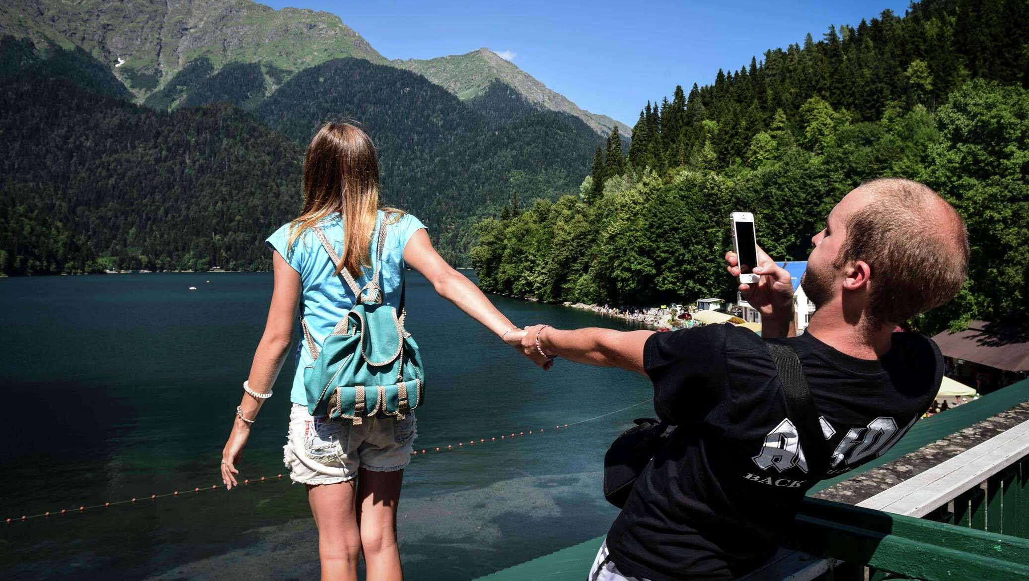 Опасно ли ехать в абхазию. Озеро Рица туристы. Минтуризма Абхазии. Лето Абхазия Рица люди. Абхазия туризм.