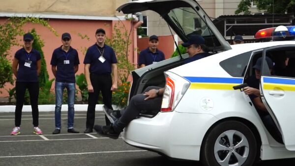 Саакашвили с трудом влез в багажник патрульной машины на учениях в Одессе - Sputnik Абхазия