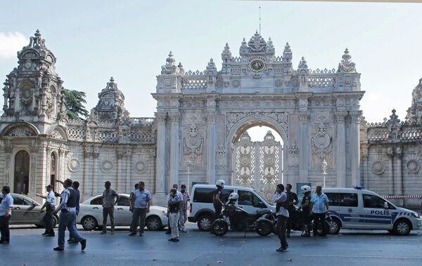 Туристов вывели из дворца Долмабахче и за оцепление после стрельбы в центре Стамбула - Sputnik Абхазия