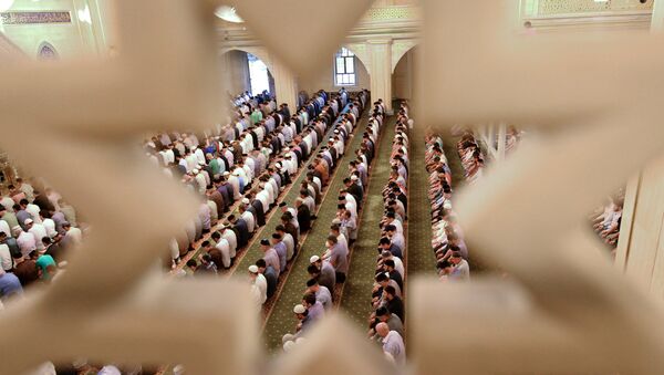 Мусульмане читают молитву. Архивное фото. - Sputnik Абхазия