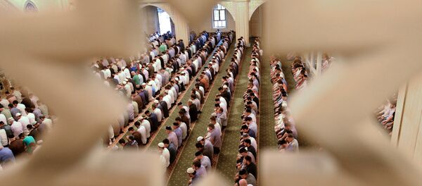 Мусульмане читают молитву. Архивное фото. - Sputnik Абхазия