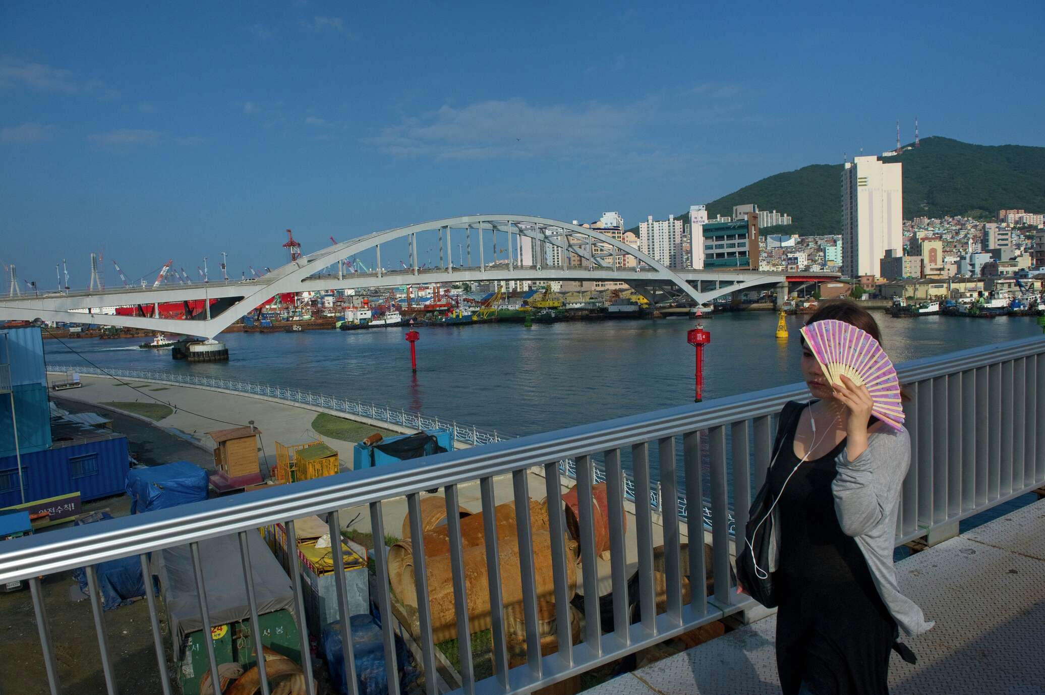 Южная корея корейцы на улице сеул. Корейцы туристы. Южная корея корейцы на улице сеул. Пусан корея жители. Девушки пусана.