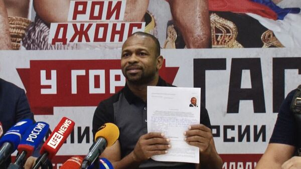 Джонс написал заявление на получение паспорта РФ перед журналистами в Ялте - Sputnik Абхазия