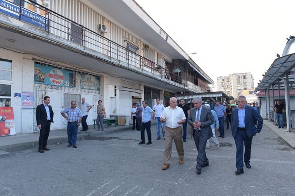 Хаджимба проинспектировал состояние дорог в районе Сухумского рынка - Sputnik Абхазия