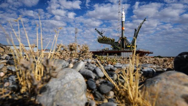 Вывоз и установка на старт РКН Союз-ФГ с транспортным пилотируемым кораблем Союз ТМА-18М на космодроме Байконур - Sputnik Абхазия