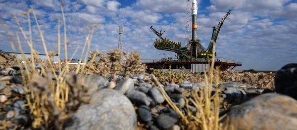 Вывоз и установка на старт РКН Союз-ФГ с транспортным пилотируемым кораблем Союз ТМА-18М на космодроме Байконур Вывоз и установка на старт РКН Союз-ФГ с транспортным пилотируемым кораблем Союз ТМА-18М на космодроме Байконур - Sputnik Абхазия