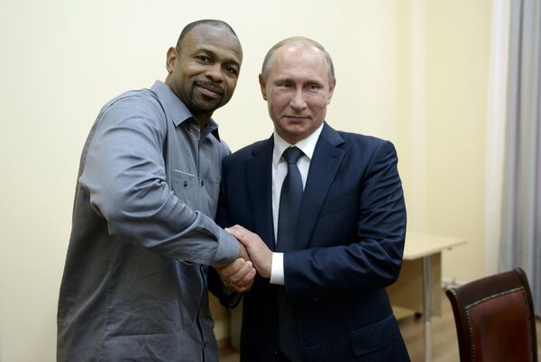 Путин предоставил российское гражданство боксеру Рою Джонсу - Sputnik Абхазия