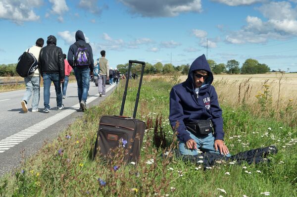 Мигрант на обочине дороги на север Дании. - Sputnik Абхазия