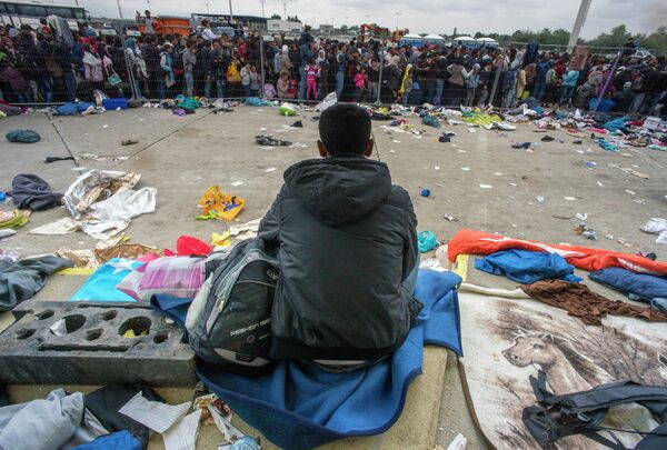 Мигранты на станции возле Никельсдорф, на границе между Венгрией и Австрией. 11 сентября 2015. - Sputnik Абхазия