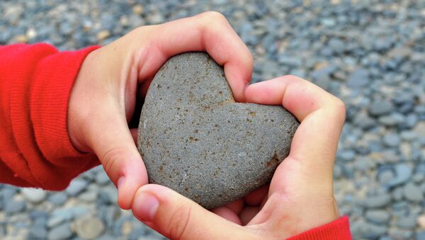 Каменное сердце в руках ребенка - Sputnik Абхазия