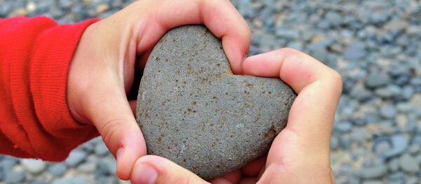 Каменное сердце в руках ребенка Каменное сердце в руках ребенка - Sputnik Абхазия
