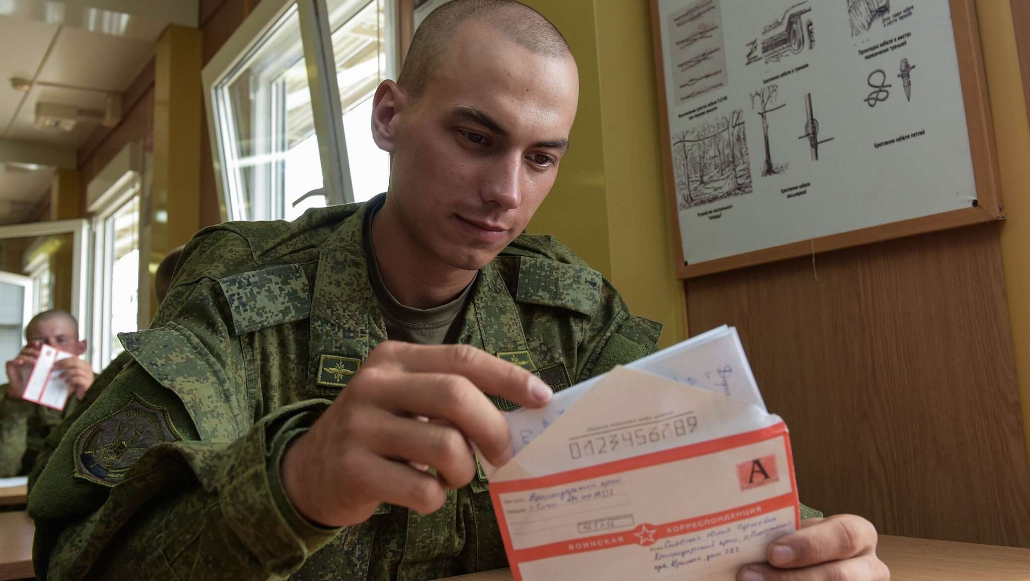 Солдат читает письмо