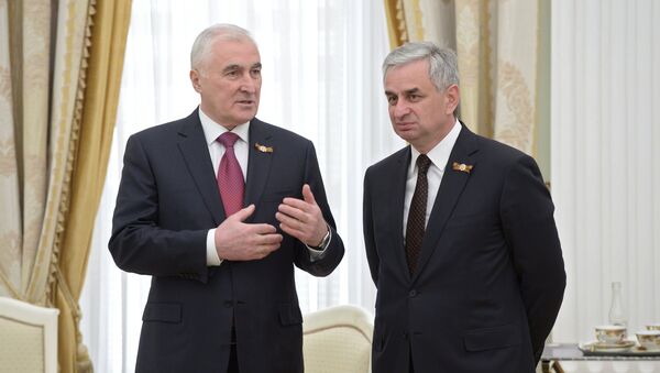 Президент Республики Южная Осетия Леонид Тибилов (слева) и президент Абхазии Рауль Хаджимба - Sputnik Абхазия