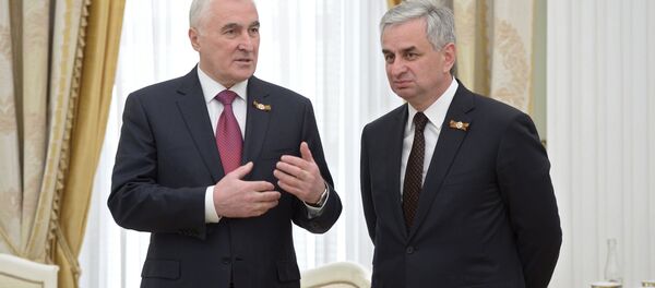 Президент Республики Южная Осетия Леонид Тибилов (слева) и президент Абхазии Рауль Хаджимба Президент Республики Южная Осетия Леонид Тибилов (слева) и президент Абхазии Рауль Хаджимба - Sputnik Абхазия