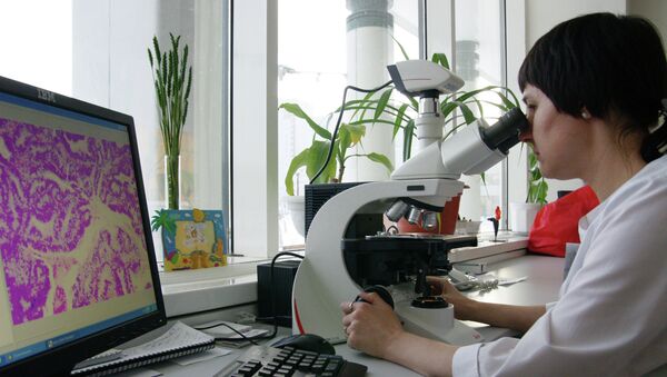 Лаборант проводит цитологическое исследование при помощи бинокулярного микроскопа - Sputnik Абхазия