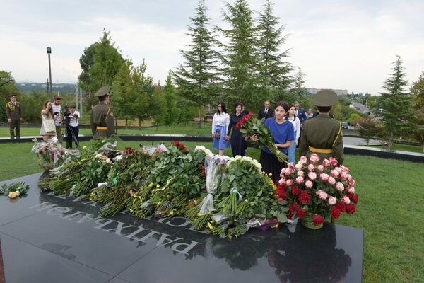 Возложение цветов у мемориала первого президента Абхазии. - Sputnik Абхазия