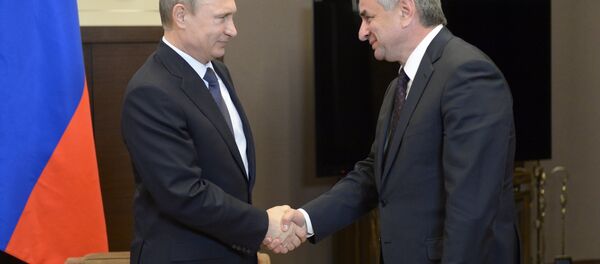Президент России Владимир Путин (слева) и президент Абхазии Рауль Хаджимба. Архивное фото. - Sputnik Абхазия
