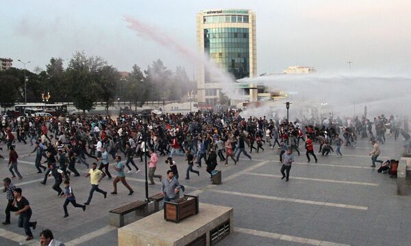 Полиция применяет слезоточивый газ и водометы для разгона митингующих в знак протеста против двойной теракт в Анкаре. - Sputnik Аҧсны