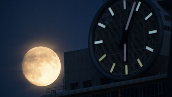 Луна на фоне часов - Sputnik Абхазия