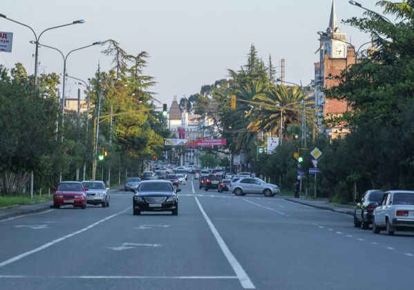 Вид на городские часы с проспекта Леона. - Sputnik Абхазия