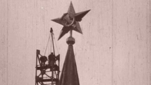 Рубиновая звезда на Спасской башне Московского Кремля. Съемки 1935 года - Sputnik Абхазия