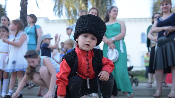 Ребенок в абхазской национальной одежде - Sputnik Абхазия