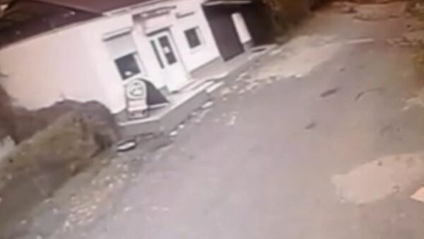Момент наводнения в Гагре зафиксировали камеры видеонаблюдения - Sputnik Абхазия