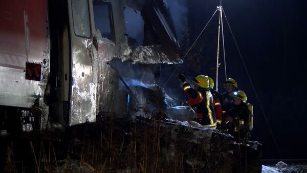 Спасатели с фонарями осматривали столкнувшийся с поездом тягач в Германии - Sputnik Абхазия
