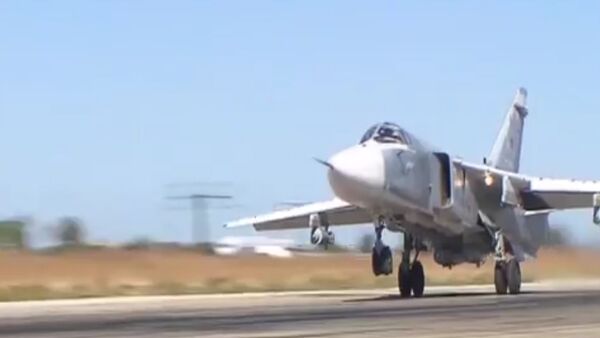 Момент сброса бомбы с российского самолета Су-24М на боевом вылете в Сирии - Sputnik Абхазия