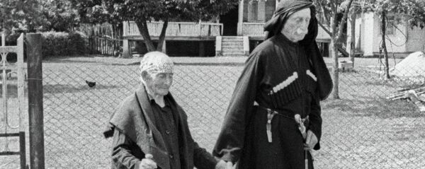 Женщина-долгожитель Хфаф Ласурия (слева), прожившая 137 лет, гуляет со свои младшим сыном (справа). Женщина-долгожитель Хфаф Ласурия (слева), прожившая 137 лет, гуляет со свои младшим сыном (справа). - Sputnik Абхазия