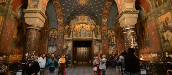 Туристы в Пантелеимоновском соборе Ново-Афонского Симоно-Кананитского монастыря в Абхазии. Туристы в Пантелеимоновском соборе Ново-Афонского Симоно-Кананитского монастыря в Абхазии. - Sputnik Абхазия