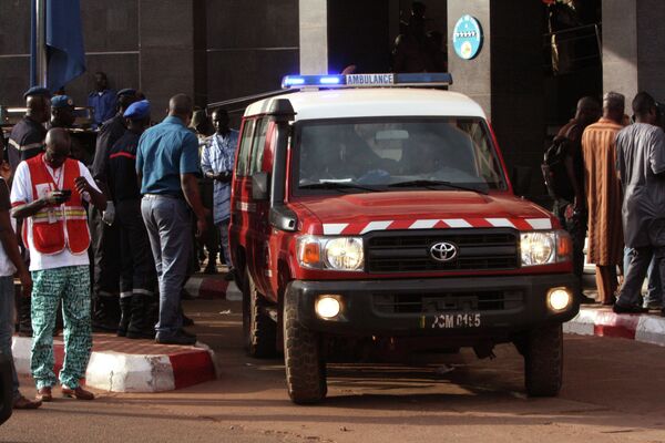 Машина скорой помощи у гостиницы в Бамако, Мали. - Sputnik Абхазия