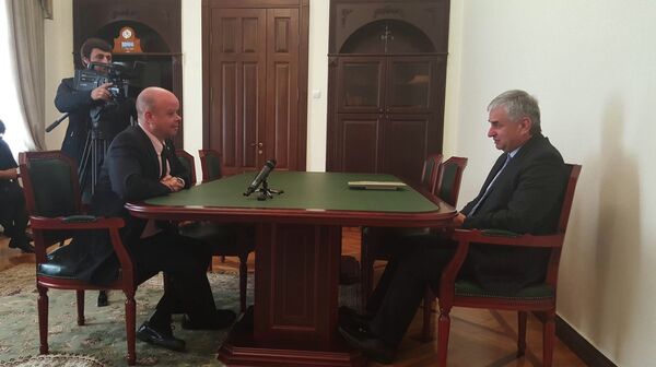 Встреча Рауля Хаджимба с главой Миссии МККК Джорджом Дрндарски. - Sputnik Аҧсны