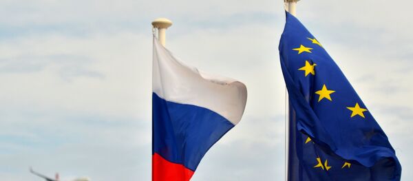 Флаги России, ЕС, Франции и герб Ниццы на набережной Ниццы. Архивное фото Флаги России, ЕС, Франции и герб Ниццы на набережной Ниццы. Архивное фото - Sputnik Абхазия
